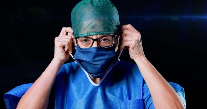 Dottore donna si mette la mascherina