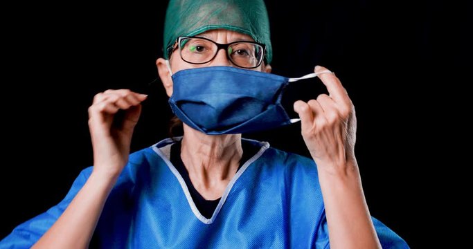 Medico donna si toglie la mascherina
