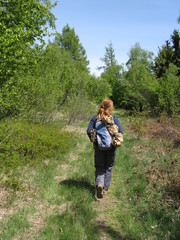 dziewczyna z plecakiem na szlaku