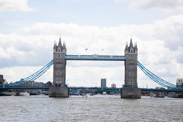 Fototapeta na wymiar tower bridge in London, cloudy weather photo, thames, tourism