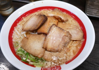 背脂入りの肉そば