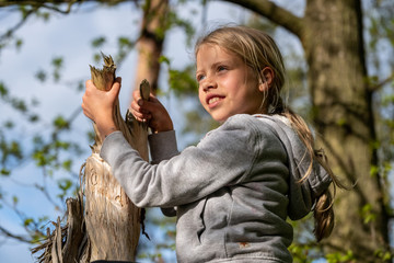 Mädchen beim unbeschwerten Spielen im Wald