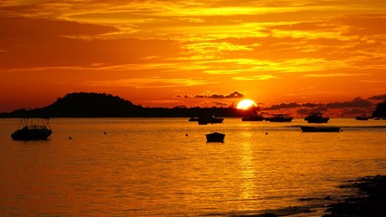 Fototapeta na wymiar amazing sunset at the seychelles islands