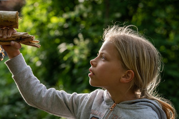 Mädchen beim unbeschwerten Spielen im Wald