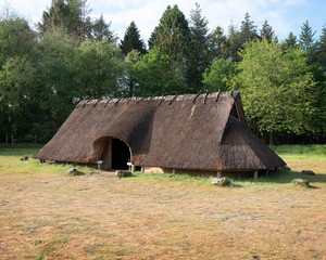 Obraz premium reconstructed farm from the iron age in the netherlands near lunteren