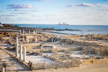 Obraz premium Caesarea, Israel, may 2020 : ruins of Caesarea fortress built by Herod the Great near Caesarea city, on the shores of the Mediterranean Sea, in Israel