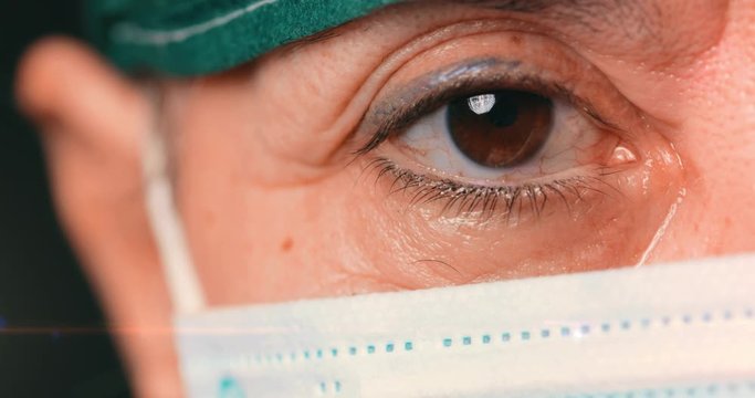 Occhio di un medico donna triste e stanca per curare i malati di coronavirus