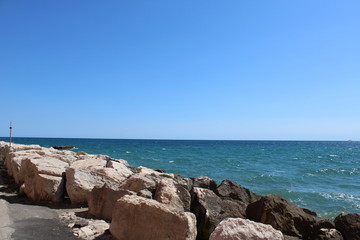 Fototapeta na wymiar view of stone alongside the beach 