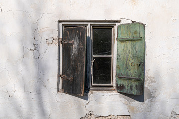 Altes Fenster in einem verlassenen Bauernhof im Allgäu