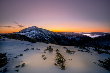 Wschód słońca pod Śnieżką w Karkonoszach w Polsce. 
Sunrise at Śnieżka in the Karkonosze Mountains in Poland