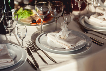 Simple and elegant wedding or festive table setting.