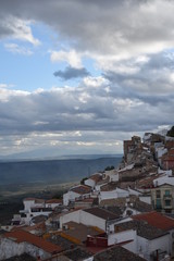 Pueblo de Chiclana de Segura (Jaén) enclavado en lo alto de una ladera 