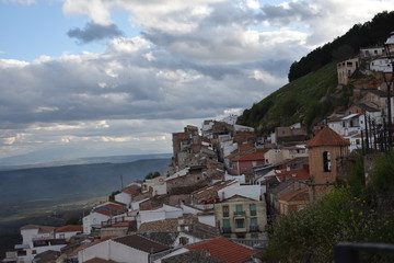 Pueblo de Chiclana de Segura (Jaén) enclavado en lo alto de una ladera 