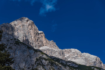 Blick auf Hohe Munde vor blauem Himmel