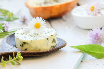 Kräuterbutter Kräuter Butter Grillbutter selber machen Tisch