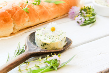 Kräuterbutter Grillbutter Kräuter Butter Baguette grillen