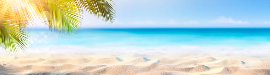 Foto auf Acrylglas Summer Banner - Sonniger Sand mit Palmblättern im tropischen Strand © Romolo Tavani