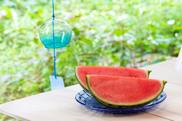 スイカと風鈴、夏の風景