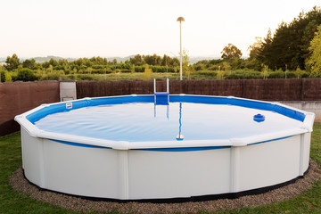 Obraz na płótnie Canvas removable portable swimming pool in home garden