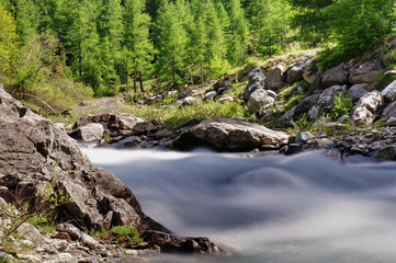 foto con lunga esposizione di fiume in montagna