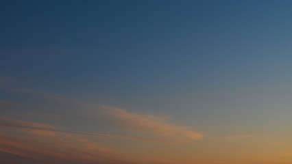 夕日の暗い空