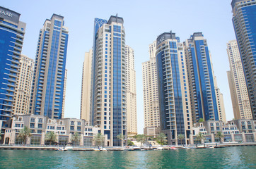 Fototapeta na wymiar Futuristische Wolkenkratzer in der Dubai Marina - Dubai/Emirate/UAE