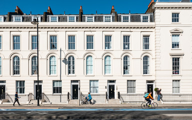 Georgian Town Houses. A typical street scene on a terrace of traditional houses in Pimlico, London. - 353393739
