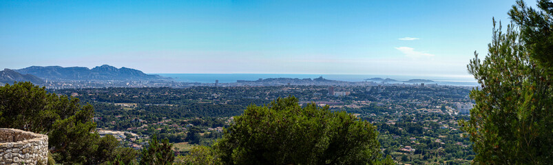 Fototapeta na wymiar Panorama sur le massif de la Gineste depuis Allauch