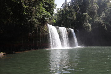 Fototapeta premium Cascade Tad Champee dans la région de Paksé, Laos