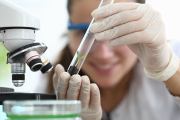 Microscope device with lens