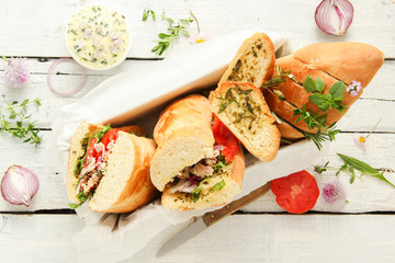 Thunfisch Baguette Thunfischbaguette Tisch Brett Top View Flat Lay Sommer grillen Party Food