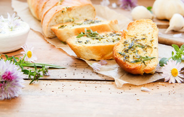 Kräuterbaguette Knoblauchbaguette Kräuter Knoblauch Baguette frisch Sommer grillen