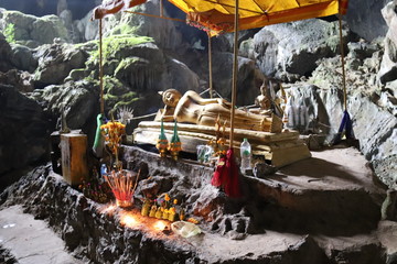 Bouddha couché d'une grotte à Vang Vieng, Laos