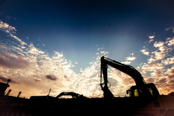 ショベルカーのシルエットと夕景 © kanzilyou
