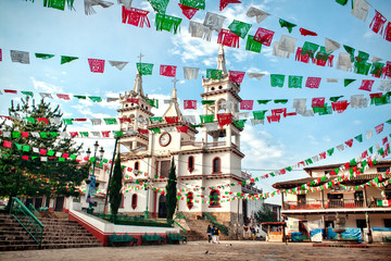 Iglesia de Mazamitla, Jalisco, Mexico en fiestas del 16 de Septiembre, día de la independencia de México