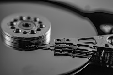 分解されたハードディスクドライブのイメージ