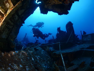 scuba divers exploring ship wreck scenery underwater shipwreck metal on the ocean floor