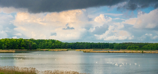 Piękne chmury nad stawem koło wsi Grabownica © RITHOR