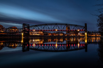 Hubbrücke Magdeburg bei Nacht