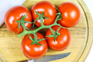 tomates en grappe sur une planche à découper