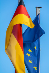 Europaflagge und Deutschlandflagge