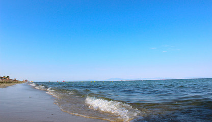 Fototapeta na wymiar plaża Olympiaki Akti w tle morze egejskie 