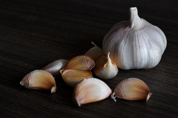 Garlic that is used in cooking and can be cut in a variety of ways. Garlic bulbs with cloves. Garlic consisting of many cloves of garlic.