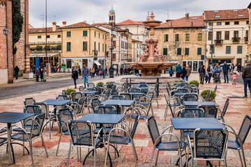 bassano del grappa, italien - alter brunnen auf der piazza garibaldi