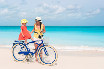 Fototapeta premium Family with a bike on tropical beach