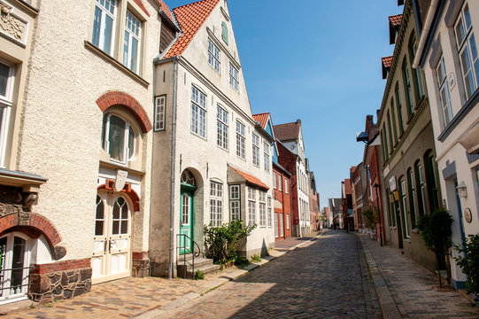 Historische Sttra&szlig;e Wasserreihe in der Altstadt von Husum, Nordseek&uuml;ste, Nordfriesland, Schleswig-Holstein, Deutschland