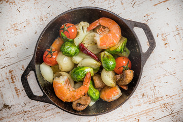エビとニンニクのアヒージョ　Ajillo with shrimp and garlic 
