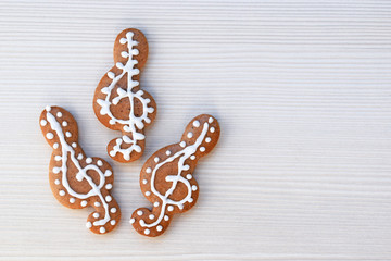 Gingerbread treble clefs decorated with white icing, copy space for text
