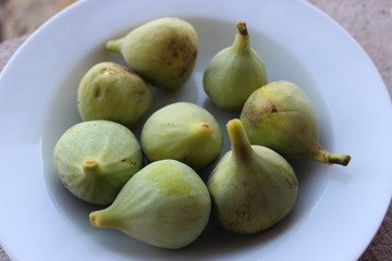 Plate of fresh figs