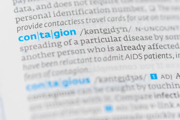 Obraz premium Definition of the word contagion on a dictionary page